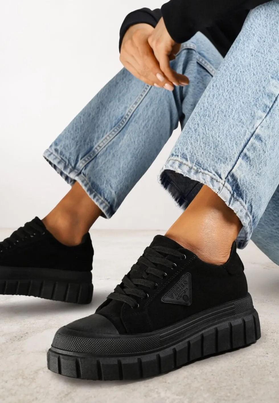 Czarne Sneakersy Vices na Platformie z Ozdobą i Napisem Leawen