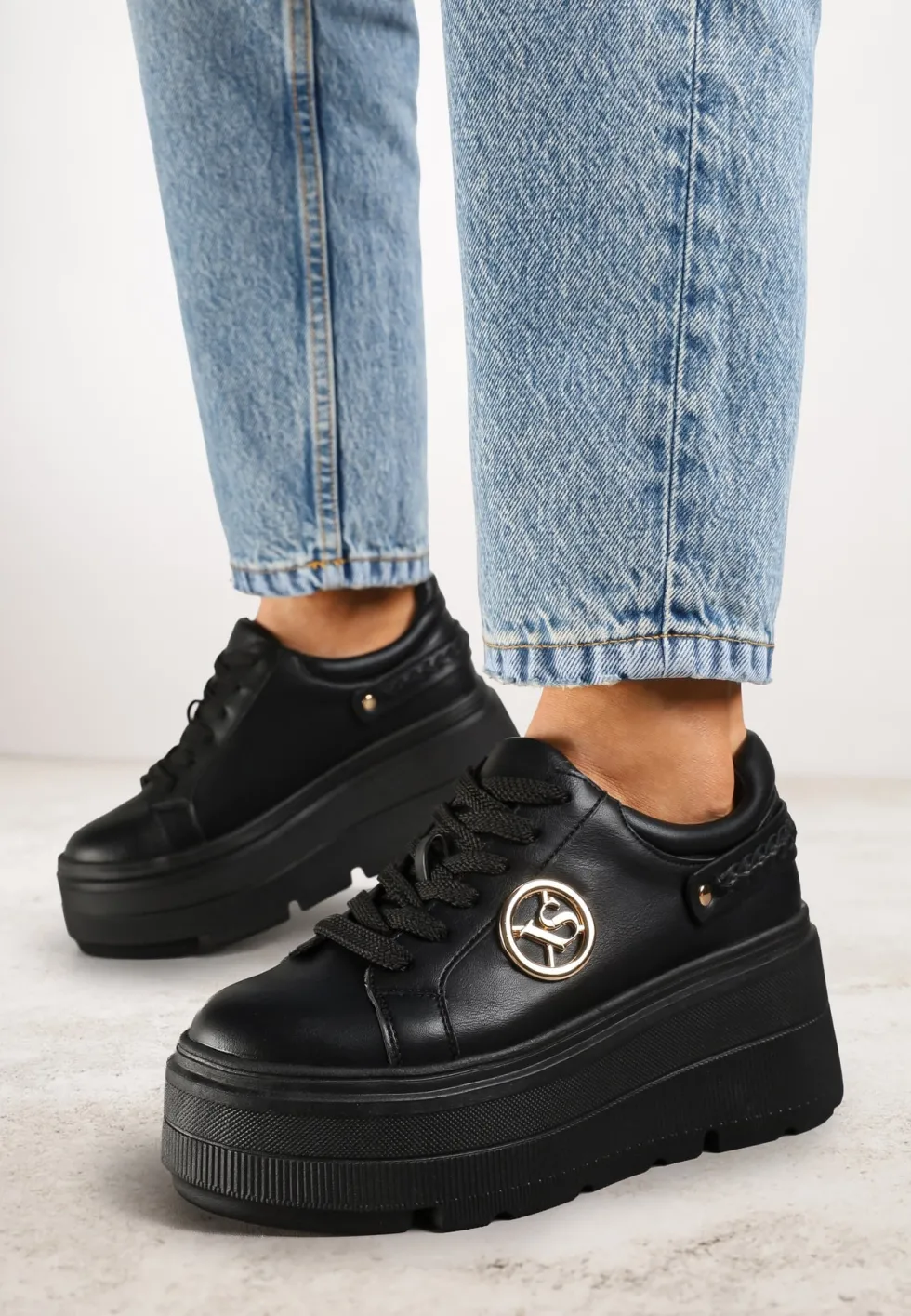 Czarne Sneakersy Vices na Platformie Ozdobione Metaliczną Aplikacją Tatellia