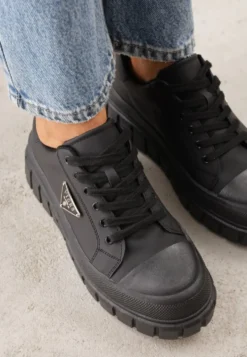 Czarne Sneakersy VICES na Tłoczonej Podeszwie w Stylu Chunky Myninis