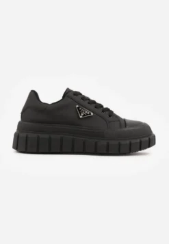 Czarne Sneakersy VICES na Tłoczonej Podeszwie w Stylu Chunky Myninis
