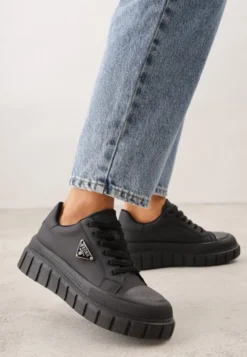 Czarne Sneakersy VICES na Tłoczonej Podeszwie w Stylu Chunky Myninis
