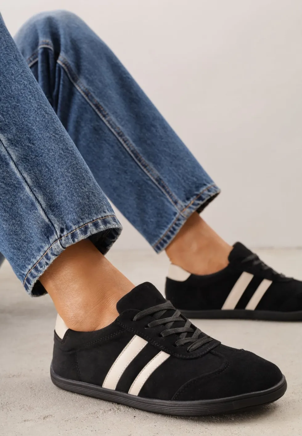 Czarne Sneakersy w Stylu Barefoot z Szerokim Noskiem z Imitacji Zamszu Ozdobione Paskami Canne