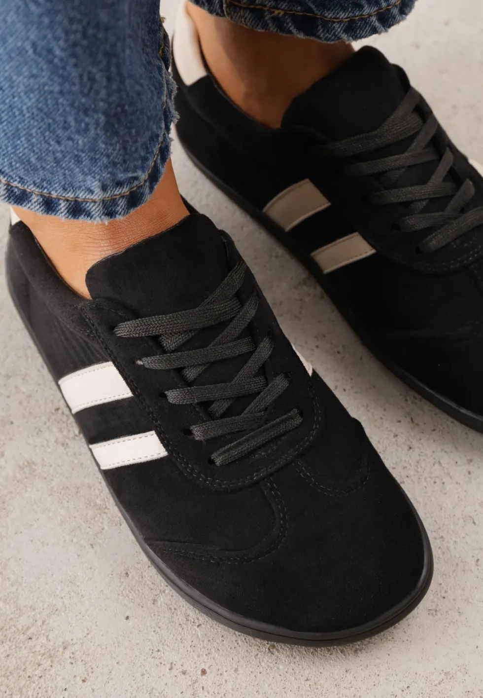 Czarne Sneakersy w Stylu Barefoot z Szerokim Noskiem z Imitacji Zamszu Ozdobione Paskami Canne