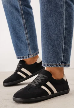 Czarne Sneakersy w Stylu Barefoot z Szerokim Noskiem z Imitacji Zamszu Ozdobione Paskami Canne