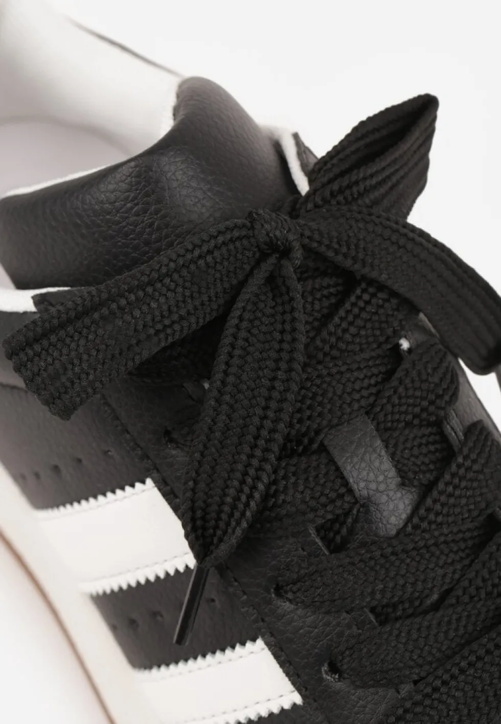 Czarne Sneakersy w Stylu Kultowych Tenisówek z Ozdobnymi Paskami Marazea