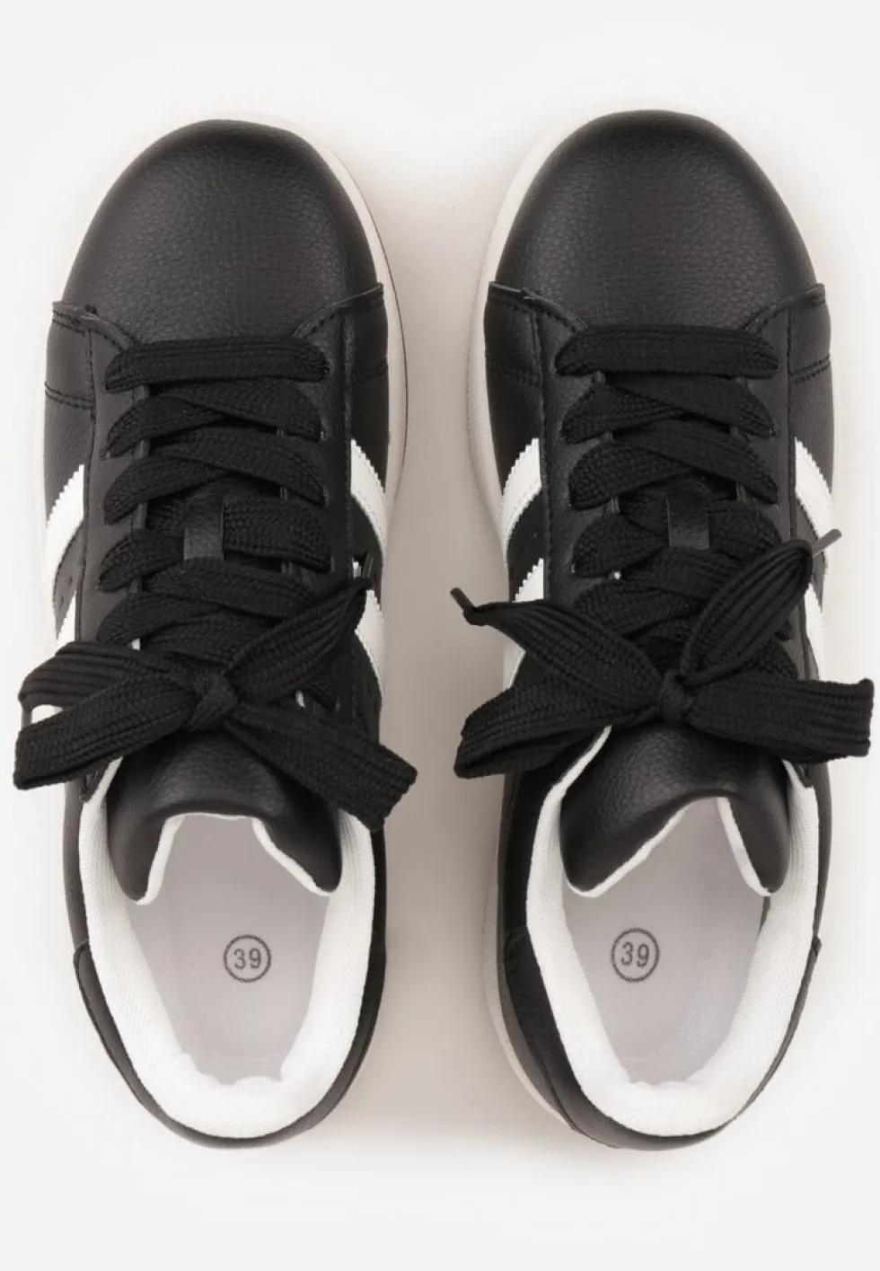 Czarne Sneakersy w Stylu Kultowych Tenisówek z Ozdobnymi Paskami Marazea
