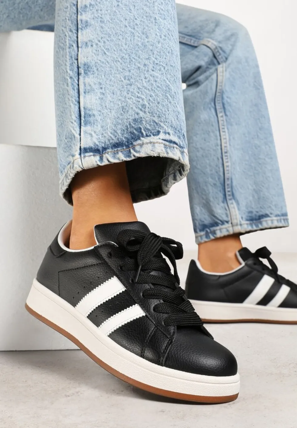 Czarne Sneakersy w Stylu Kultowych Tenisówek z Ozdobnymi Paskami Marazea
