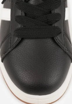 Czarne Sneakersy w Stylu Kultowych Tenisówek z Ozdobnymi Paskami Marazea