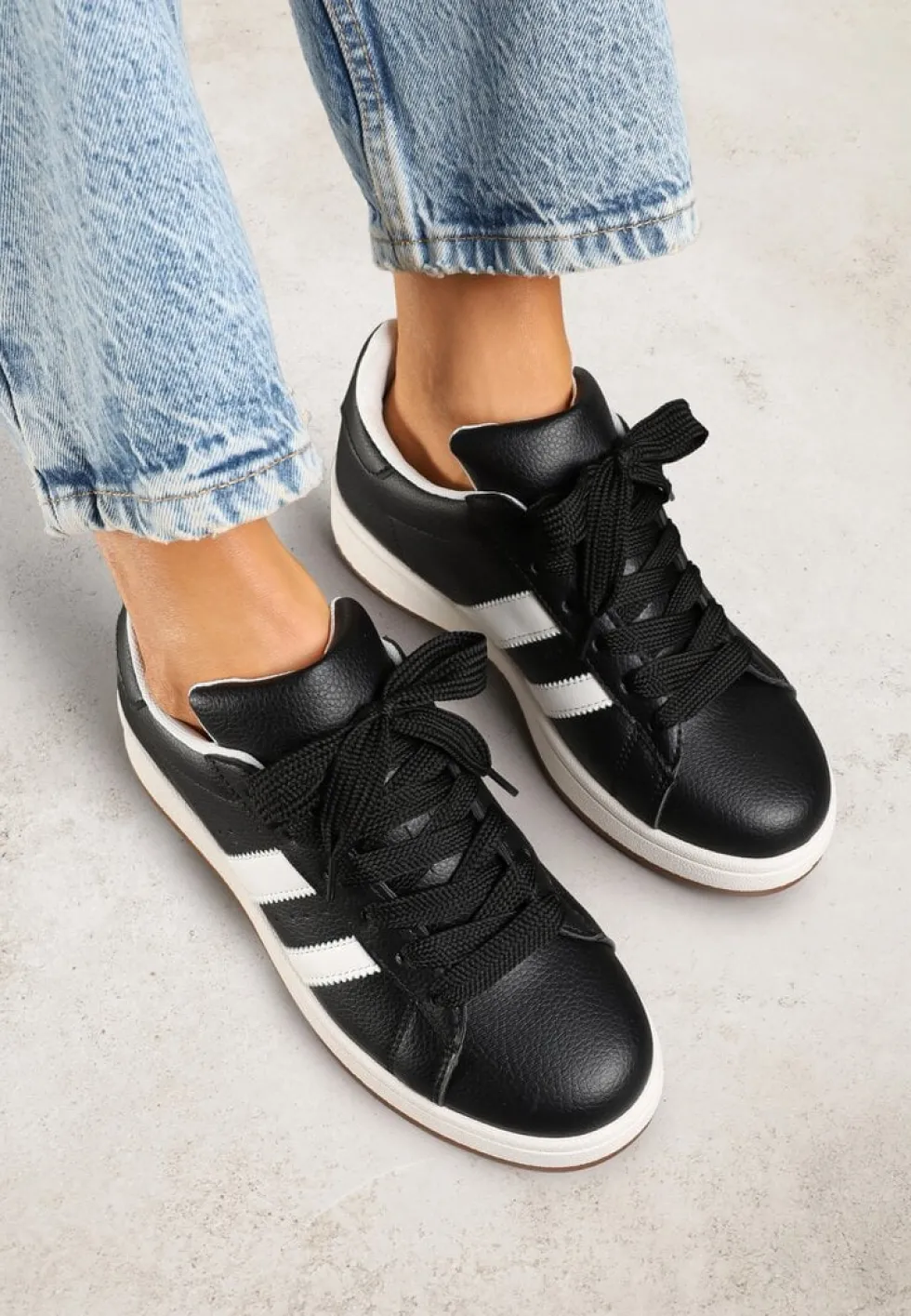 Czarne Sneakersy w Stylu Kultowych Tenisówek z Ozdobnymi Paskami Marazea