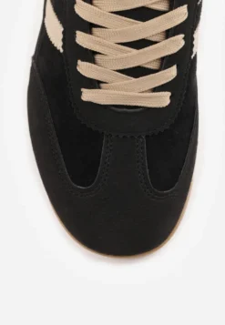 Czarne Sneakersy w Stylu Retro z Panelami z Imitacji Zamszu i Przeszyciami na Cholewce Scarfia
