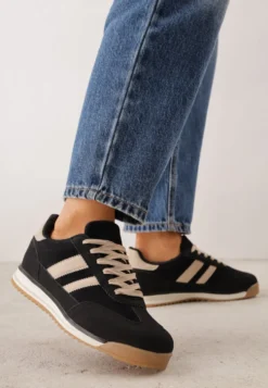 Czarne Sneakersy w Stylu Retro z Panelami z Imitacji Zamszu i Przeszyciami na Cholewce Scarfia