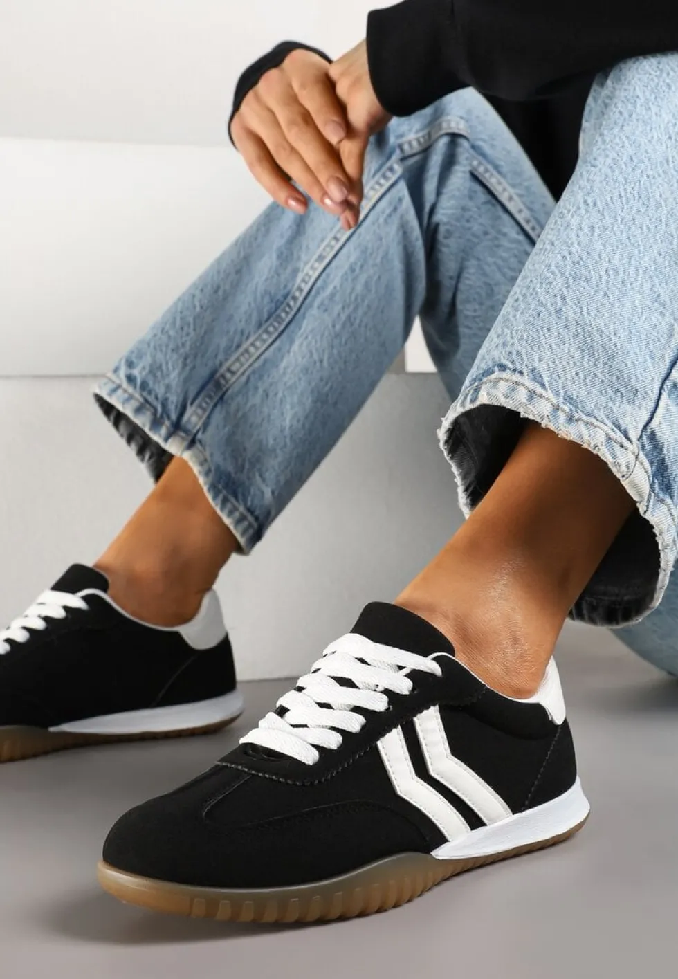 Czarne Sneakersy w Stylu Tenisówek z Paskami na Boku Cholewki Aitoria