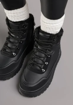 Czarne Sneakersy w Stylu Traperów na Platformie Ewedora