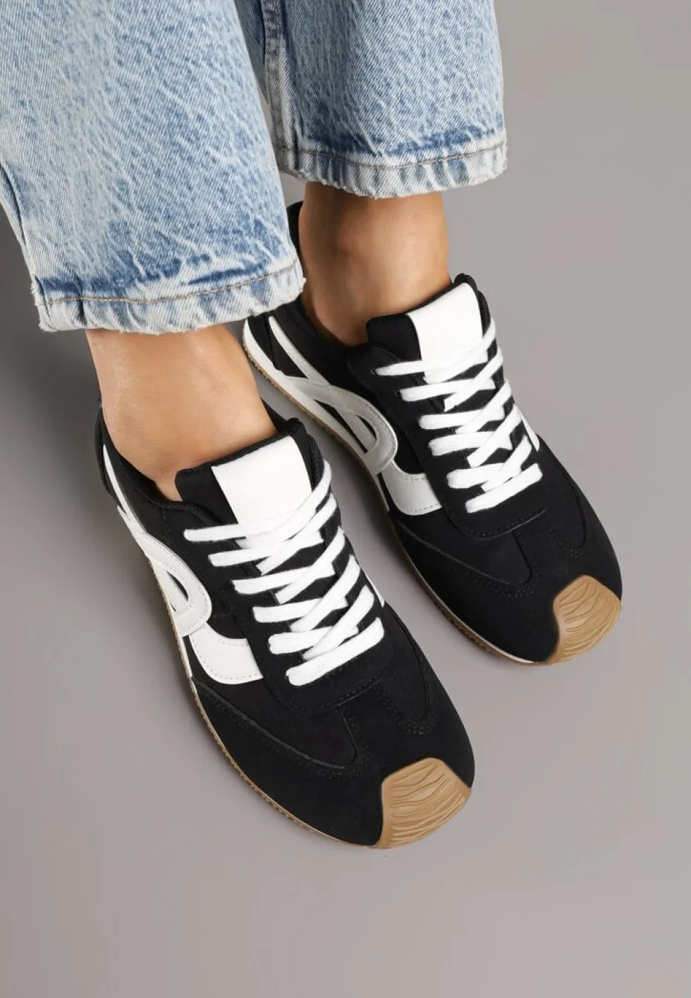 Czarne Sneakersy z Geometrycznym Wzorem Arnenta
