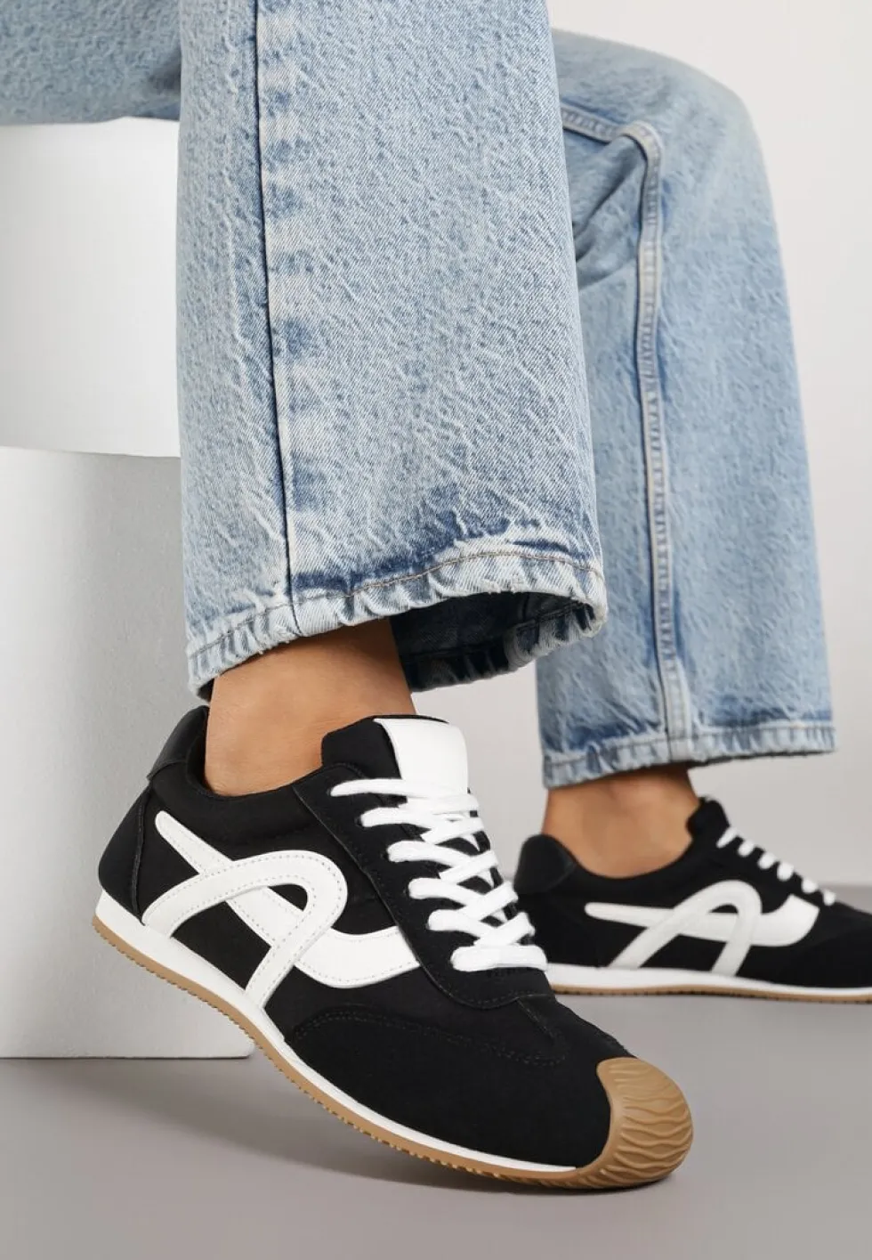 Czarne Sneakersy z Geometrycznym Wzorem Arnenta