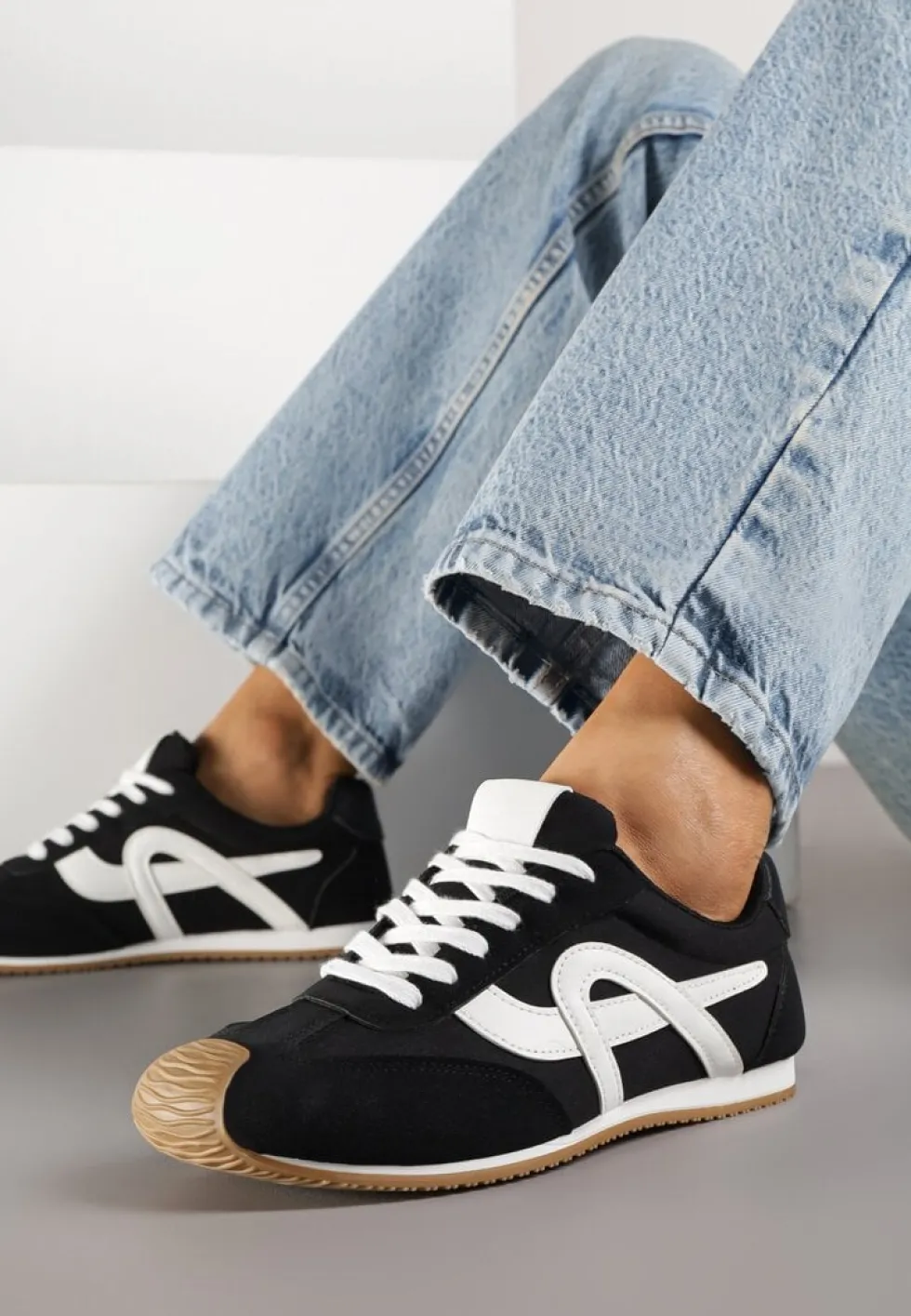 Czarne Sneakersy z Geometrycznym Wzorem Arnenta