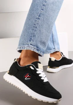 Czarne Sneakersy z Haftowaną Naszywką i Metaliczną Wstawką Elnara
