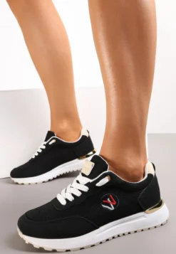 Czarne Sneakersy z Haftowaną Naszywką i Metaliczną Wstawką Elnara