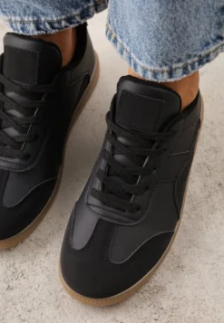 Czarne Sneakersy z Ozdobnymi Przeszyciami przed Kostkę Redala