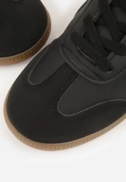 Czarne Sneakersy z Ozdobnymi Przeszyciami przed Kostkę Redala