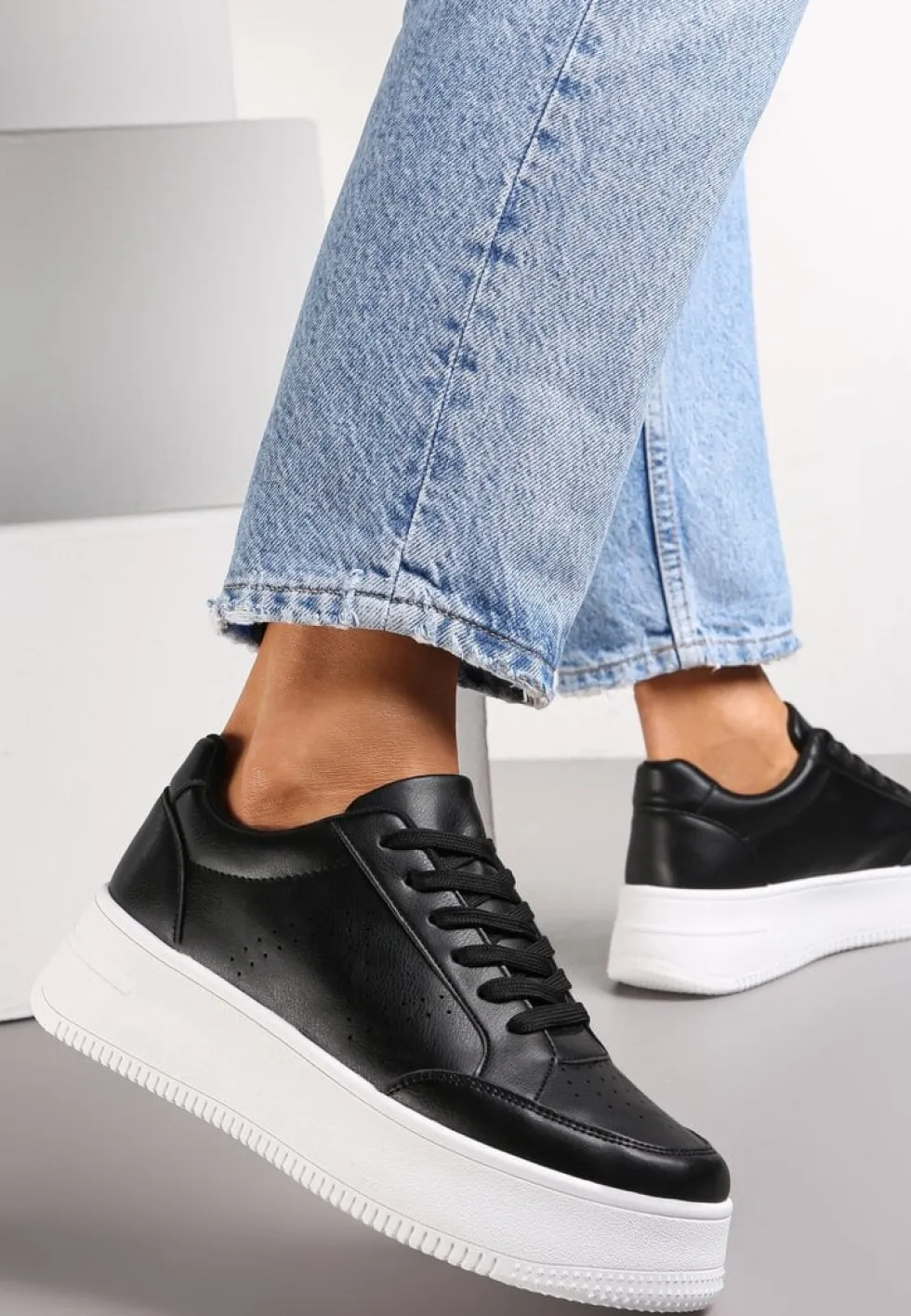 Czarne Sneakersy z Perforacją na Platformie Treresa