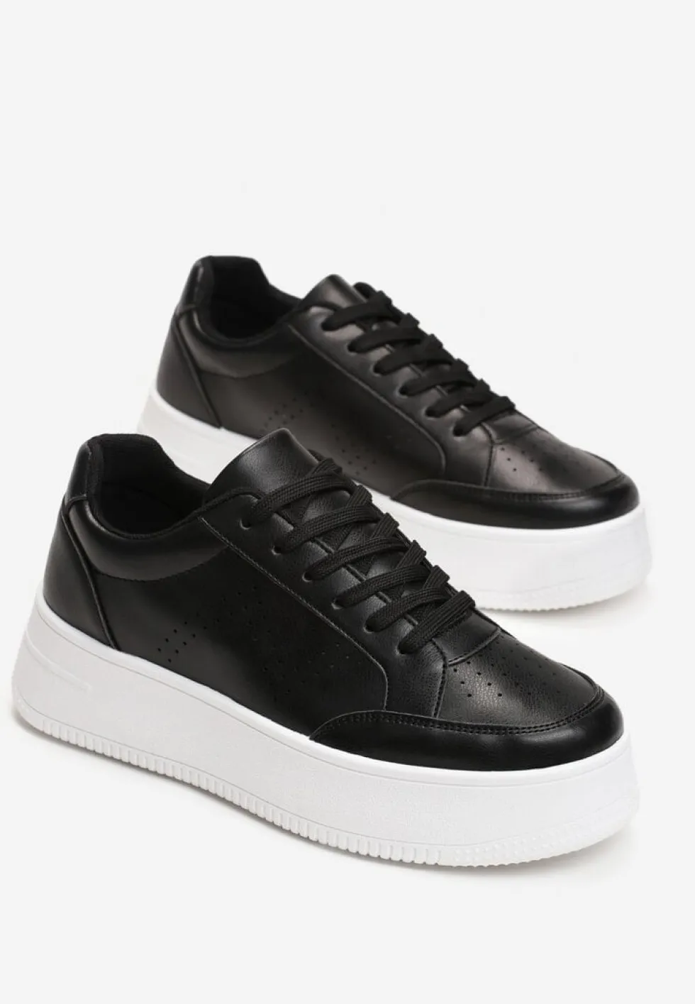 Czarne Sneakersy z Perforacją na Platformie Treresa