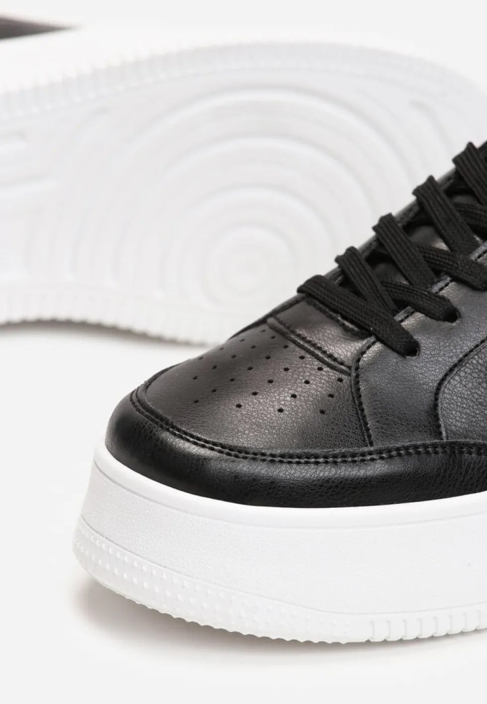 Czarne Sneakersy z Perforacją na Platformie Treresa