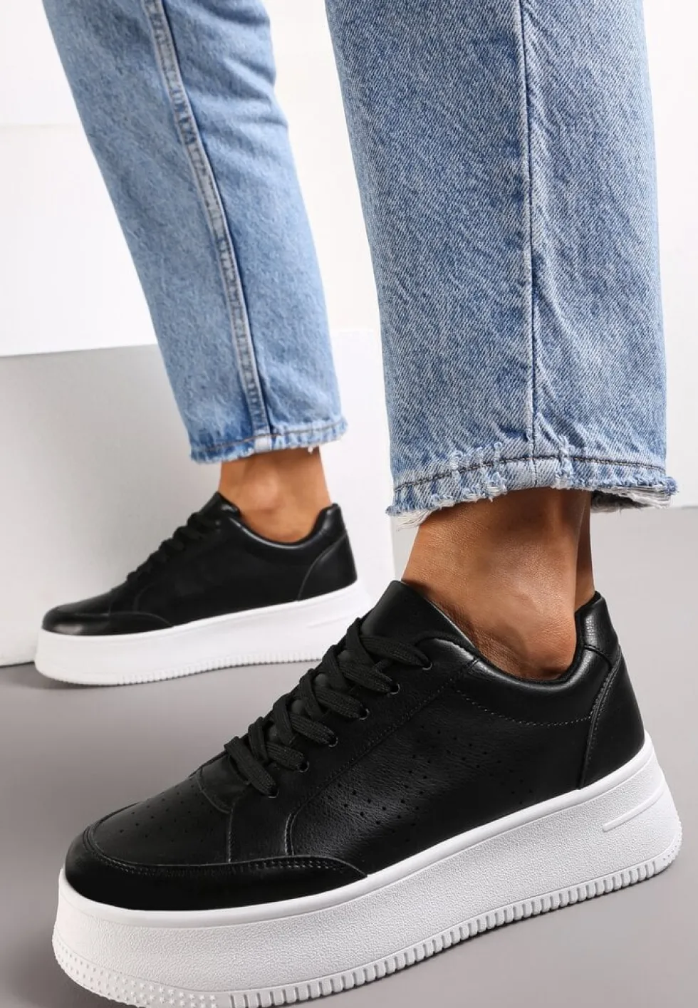 Czarne Sneakersy z Perforacją na Platformie Treresa