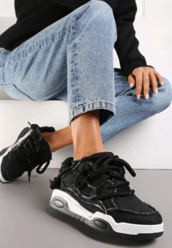 Czarne Sneakersy z Perforacją i Materiałowymi Wstawkami z Ozdobnym Sznurowaniem Luneth