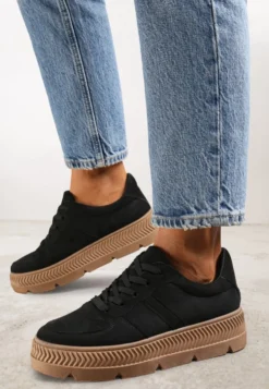 Czarne Sneakersy z Perforacją na Żłobionej Podeszwie Riparian Rights