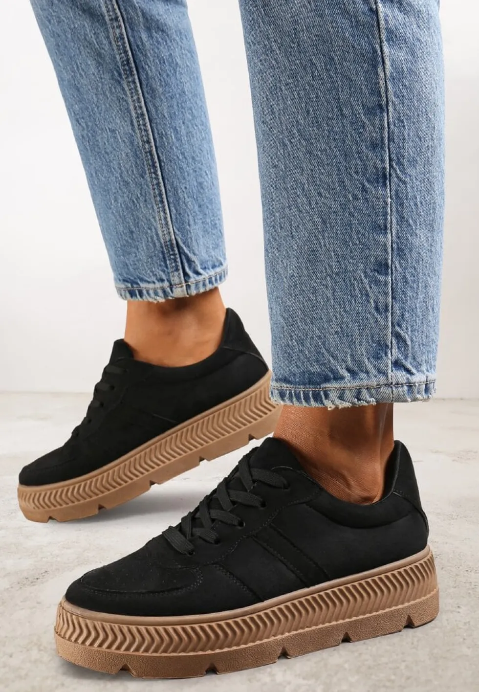 Czarne Sneakersy z Perforacją na Żłobionej Podeszwie Riparian Rights