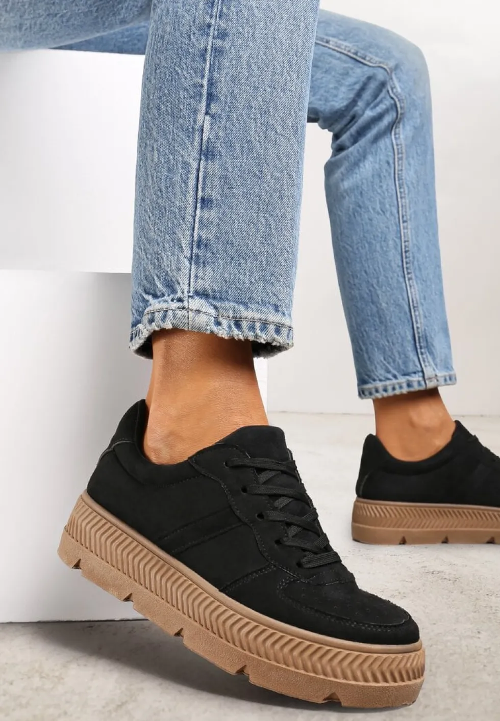 Czarne Sneakersy z Perforacją na Żłobionej Podeszwie Riparian Rights
