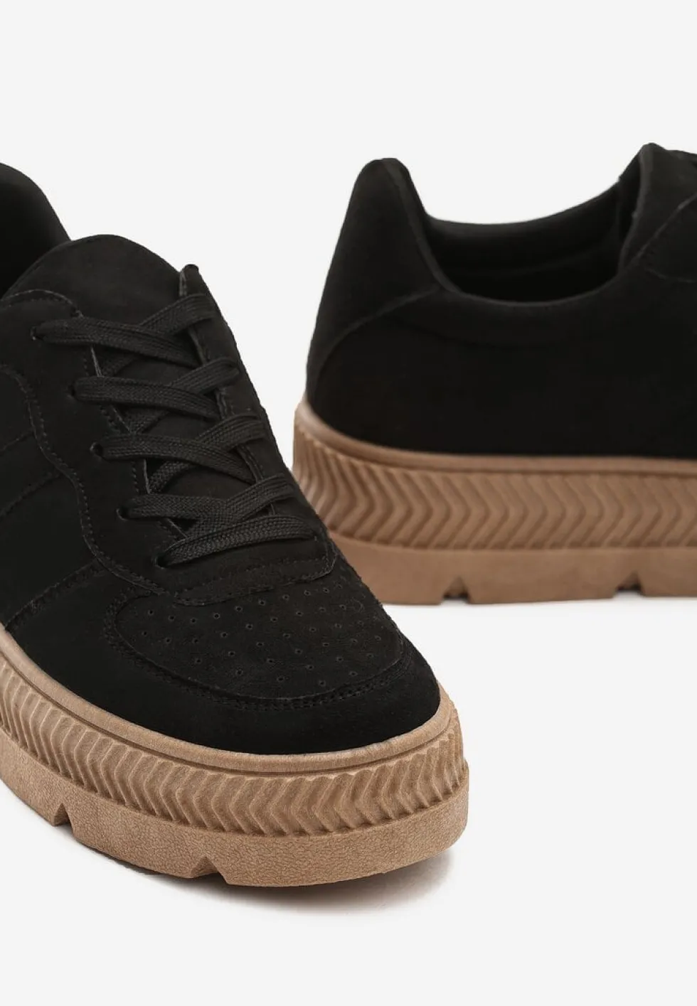 Czarne Sneakersy z Perforacją na Żłobionej Podeszwie Riparian Rights