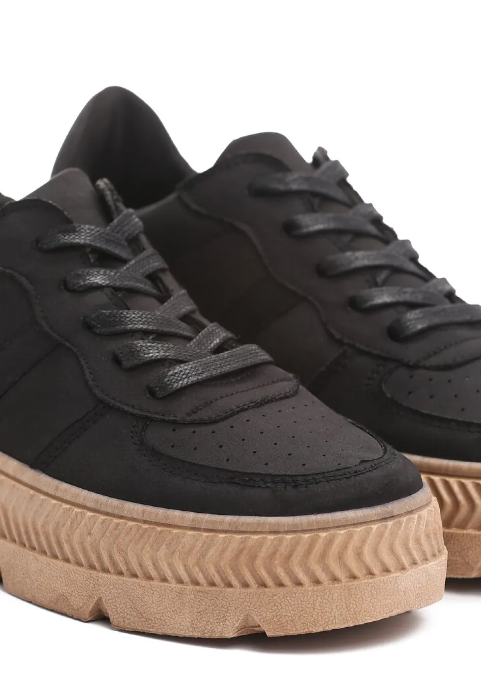 Czarne Sneakersy z Perforacją na Żłobionej Podeszwie Riparian Rights