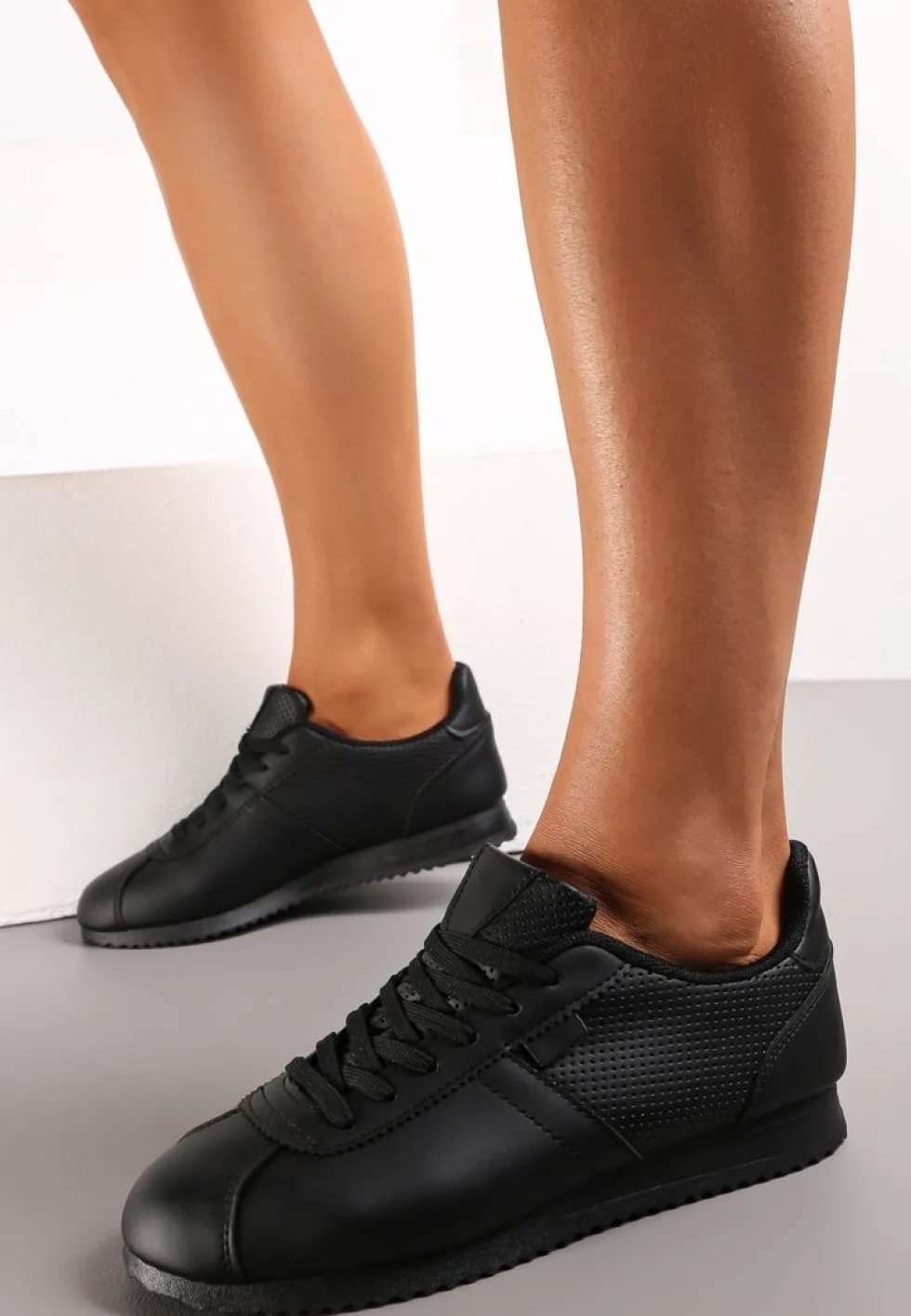 Czarne Sneakersy z Przeszyciami Phyrise