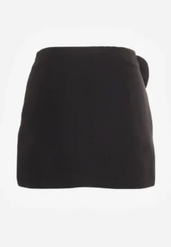 Czarne Spódnico-Spodenki Mini z Zakładką i Aplikacją w Kształcie Róży Pholia