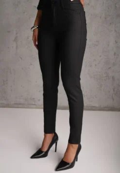 Czarne Spodnie Push-Up Skinny z Woskowanym Matowym Wykończeniem Tarellia