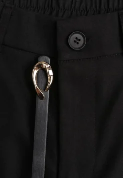 Czarne Szorty High Waist w Eleganckim Stylu z Cienkim Paskiem ze Sprzączką Rissarie