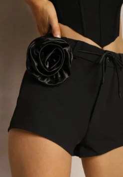 Czarne Szorty High Waist Wykończone Odpinaną Aplikacją Kwiatkiem 3D Crinna