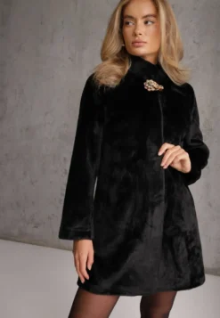 Czarne Sztuczne Futro ze Stójką i Eleganckim Zapięciem w Kształcie Kwiatu Lireko