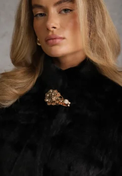 Czarne Sztuczne Futro ze Stójką i Eleganckim Zapięciem w Kształcie Kwiatu Lireko