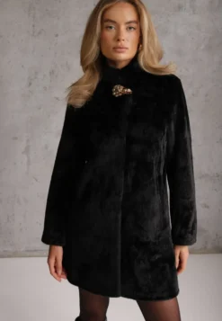 Czarne Sztuczne Futro ze Stójką i Eleganckim Zapięciem w Kształcie Kwiatu Lireko
