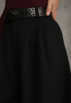 Czarne Wiskozowo-Bawełniane Spodnie Casual Culottes z Paskiem z Klamerką Jumorla