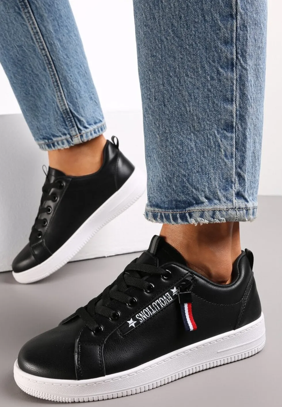Czarne Wiązane Sneakersy przed Kostkę z Ozdobnym Suwakiem i Naszywką Hypatha