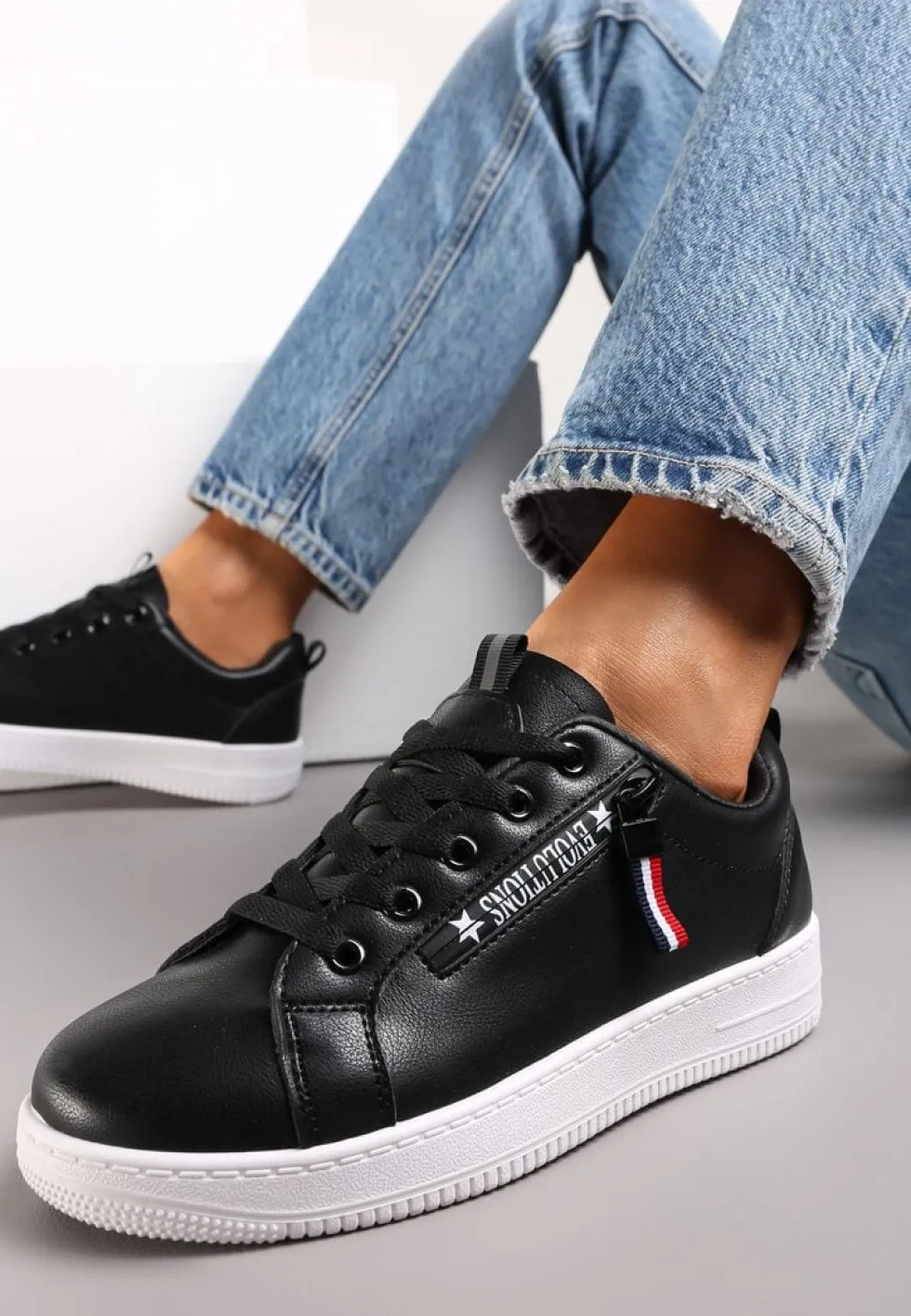 Czarne Wiązane Sneakersy przed Kostkę z Ozdobnym Suwakiem i Naszywką Hypatha