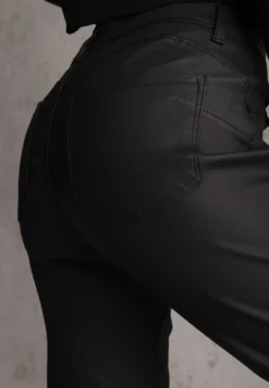 Czarne Woskowane Spodnie Flare Regular Waist z Efektem Push Up i Lekkim Ociepleniem Tapara