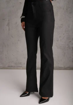 Czarne Woskowane Spodnie Flare Regular Waist z Efektem Push Up i Lekkim Ociepleniem Tapara