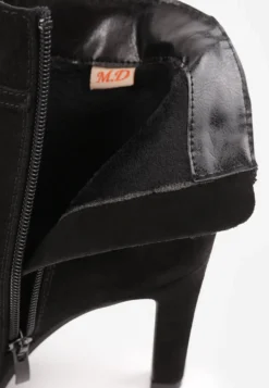 Czarne Zamszowe Botki na Szpilce z Klamrą i Efektem Vintage Wash Roelina