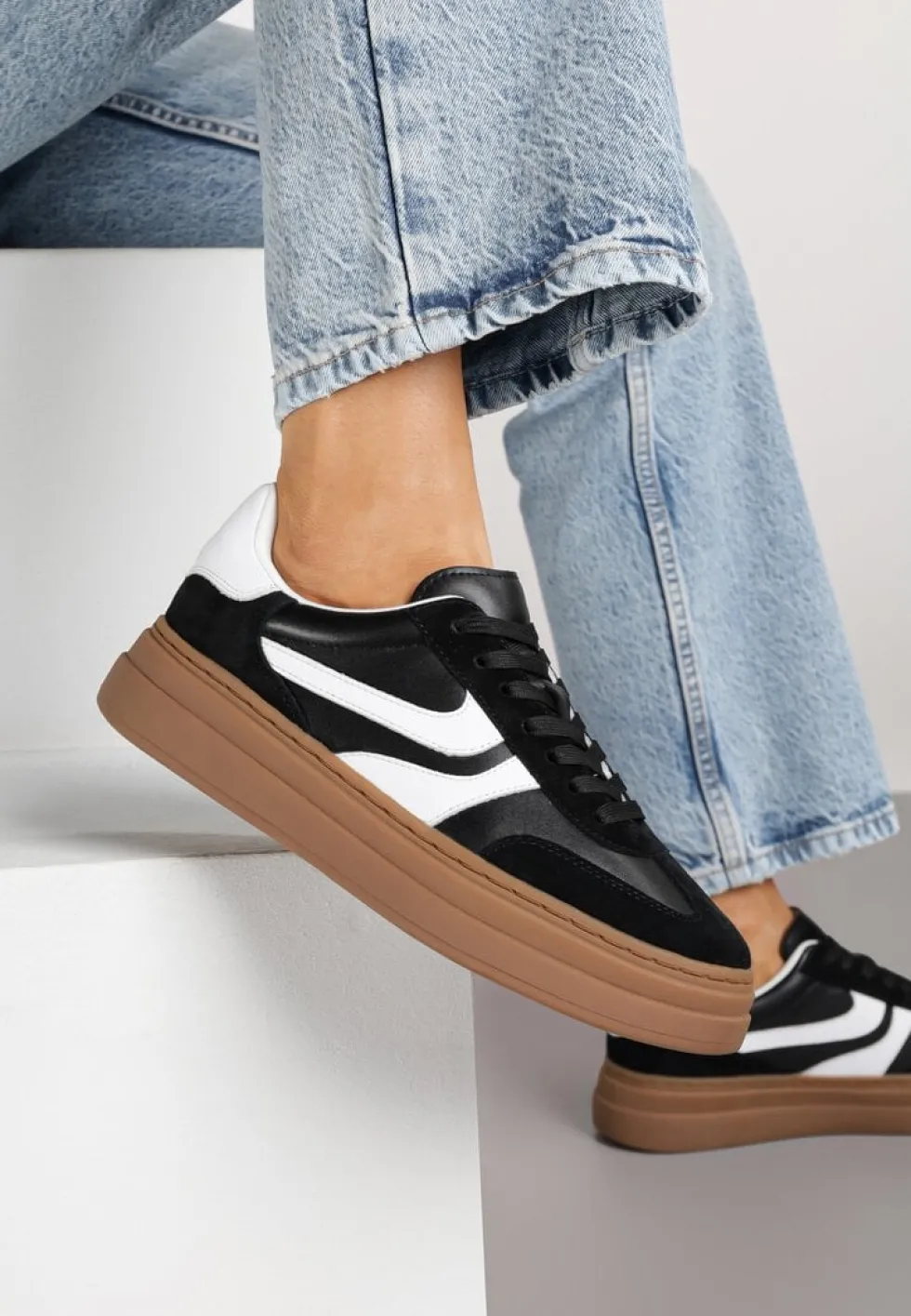 Czarne Zamszowe Sneakersy Tenisówki Ozdobione Geometrycznym Motywem Nalivette