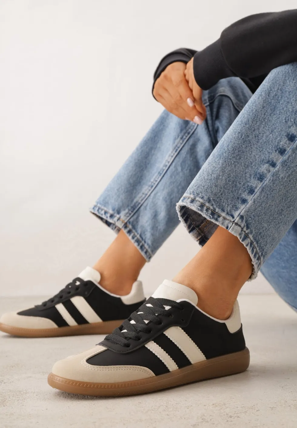 Czarno-Beżowe Casualowe Sneakersy na Płaskiej Podeszwie z Paskami Jereria